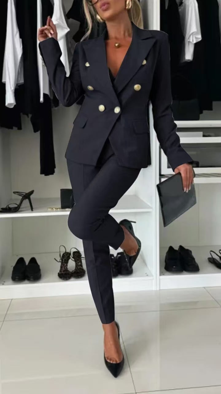 Amyra | Slim Fit – Chic & Modern