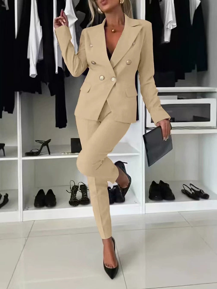 Amyra | Slim Fit – Chic & Modern