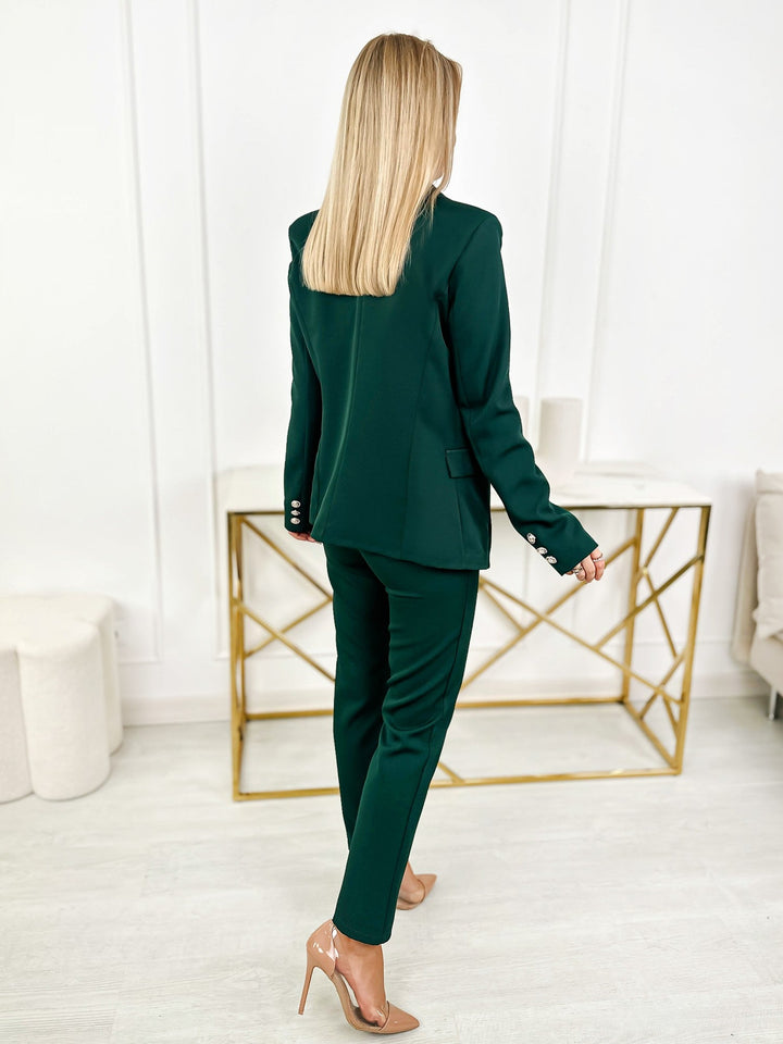 Amyra | Slim Fit – Chic & Modern
