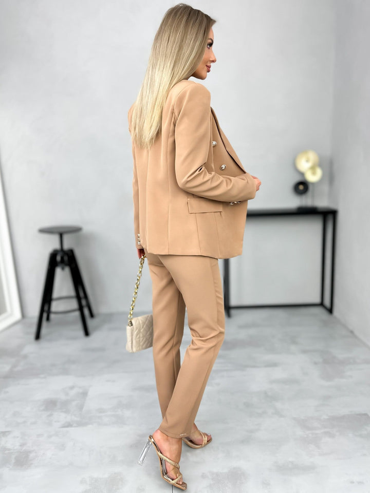 Amyra | Slim Fit – Chic & Modern